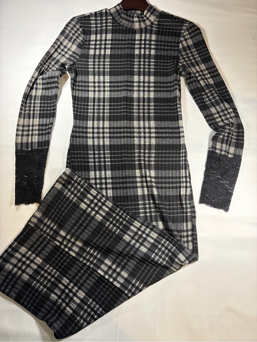 VENUS Black and White Plaid Long-Sleeve Kids Pajama Set with Lace Cuffs
